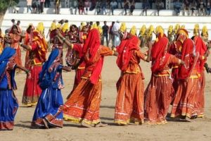 Danza di donne durante la fiera dei cammelli